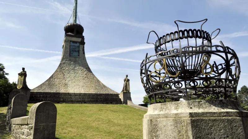 Na Prateckých výšinách připomíná střet Mohyla míru