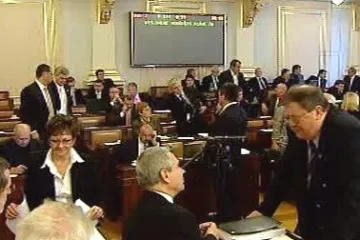 Hrozba rozpočtového provizoria zažehnána, rozpočet sněmovnou prošel