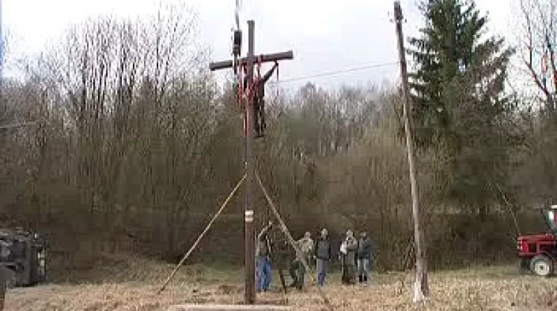 Připomenout historii dávno zaniklých obcí, takové je poselství dvou sedmimetrových křížů, které ve Vojenském  prostoru Libavá na Olomoucku vztyčili místní dobrovolníci.