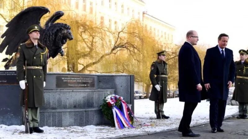 Cameron a Sobotka u Památníku padlých československých letců