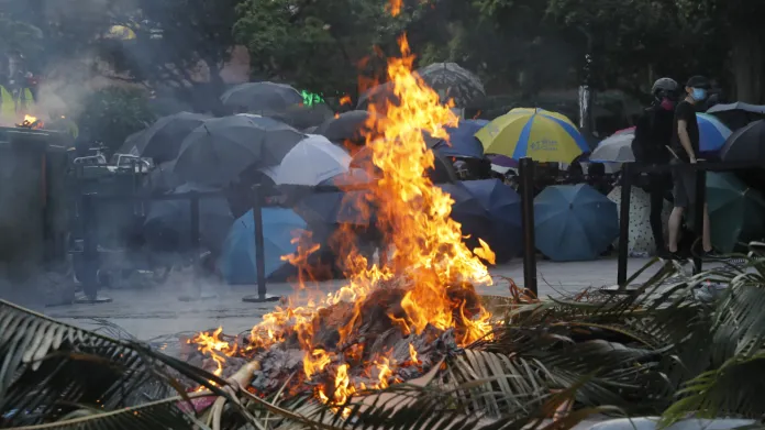 Demonstranti v Hongkongu zapálili barikády