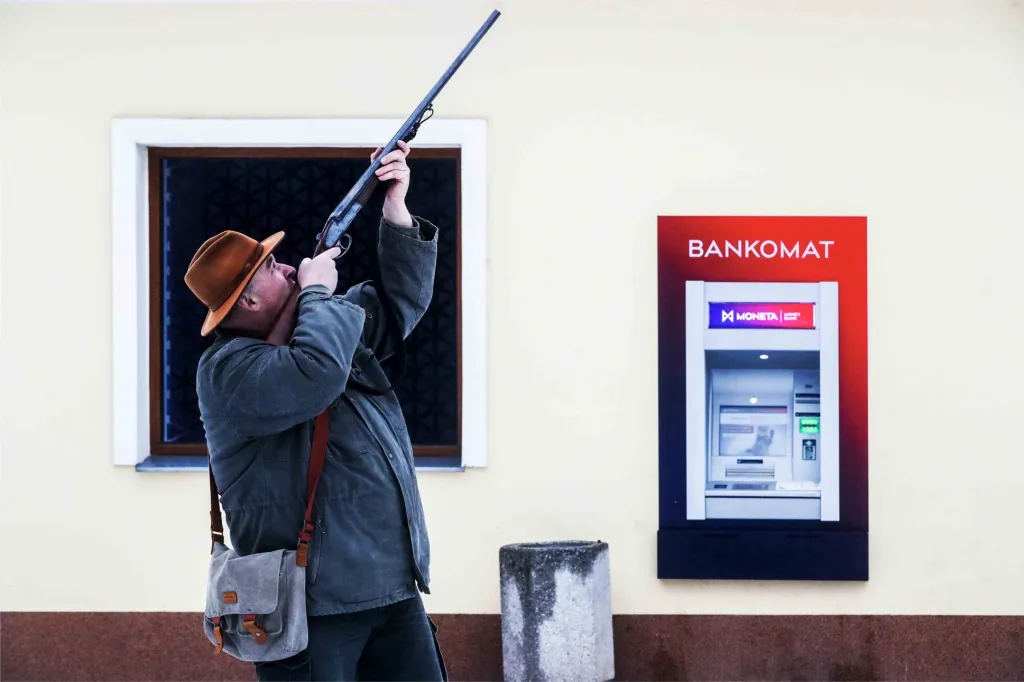 Třetí místo je pro Dana Maternu, který přinesl sérii reportážních fotografií z kontroverzního lovu holubů, který probíhal v centru města Český Brod 4. 2. a 18. 2. 2019. Lov si u myslivců objednala rada města
