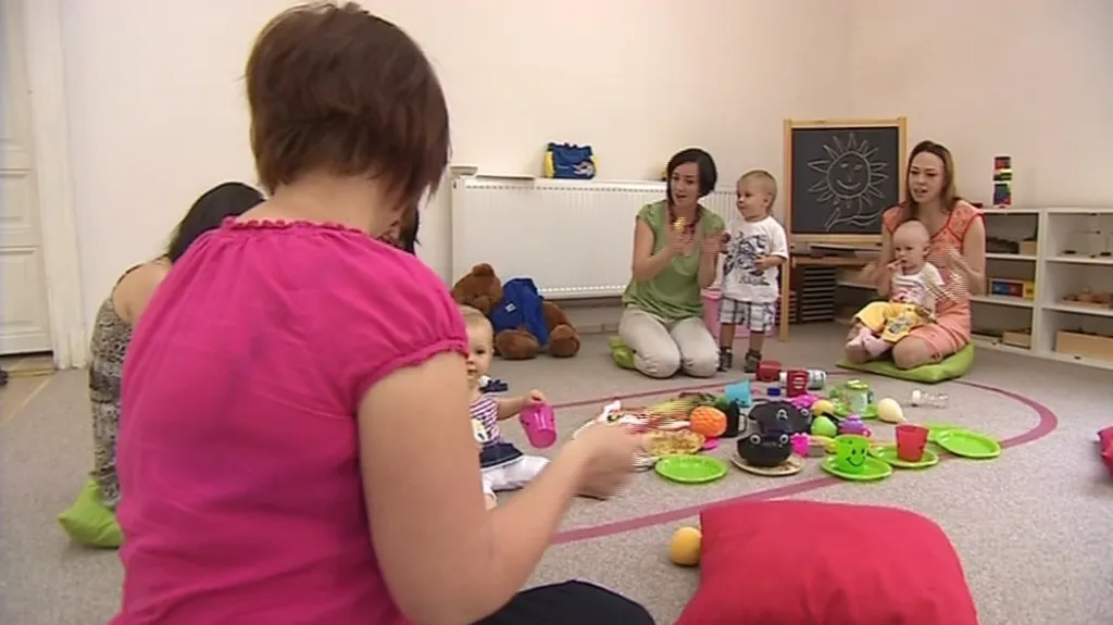 Děti se učí znaky pomocí písniček a hraček