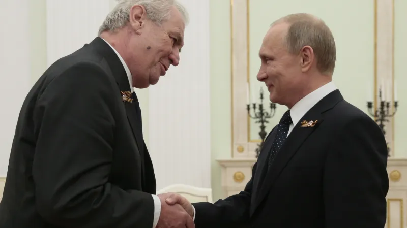 Miloš Zeman zdraví Vladimíra Putina při jeho návštěvě v Moskvě v květnu 2015 u příležitosti oslav konce 2. světové války.