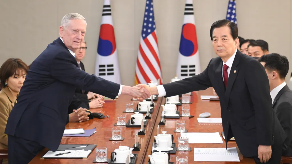 James Mattis při jednání v Jižní Koreji