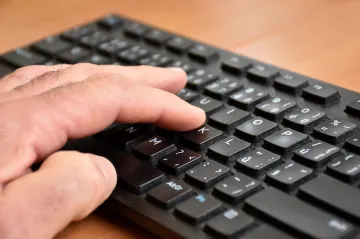 Policie obvinila cizince, který s legendou o lékaři vylákal od lidí statisíce korun