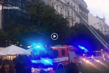 Na Václavském náměstí v Praze hořelo v hotelu Juliš. Sedmdesát hostů evakuováno