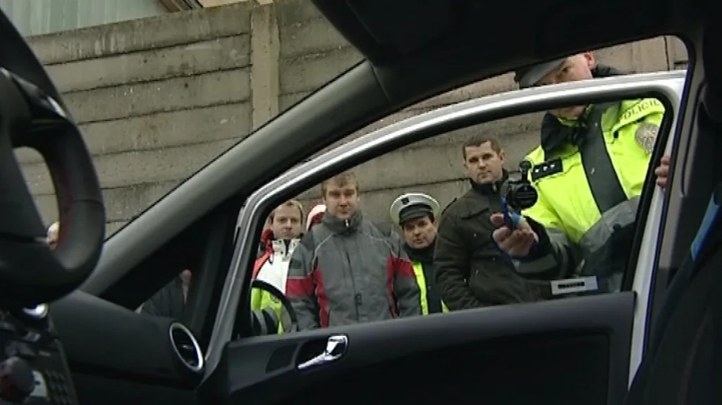 Policista měří propustnost skla