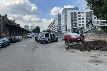 Provoz na hlavním nádraží v Brně stojí kvůli možnému nálezu pumy