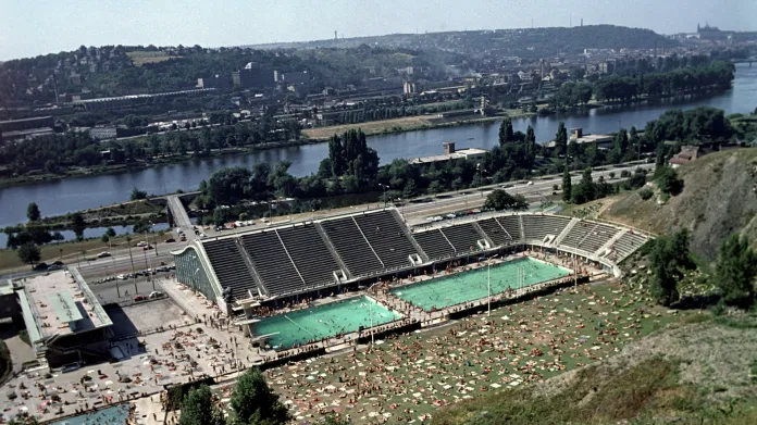 V roce 1969 byly podolské bazény v obležení davů. Rekordní návštěvnost ale stadion zaznamenal až o čtyři roky později.