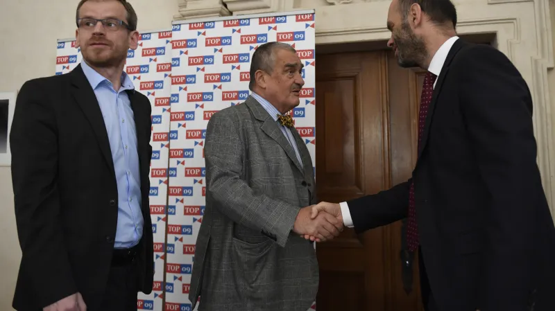 Jednání krajského sněmu pražské TOP 09 (zleva: předseda krajské organizace Martin Dlouhý, čestný předseda TOP 09 Karel Schwarzenberg a místopředseda Radek Vondra)