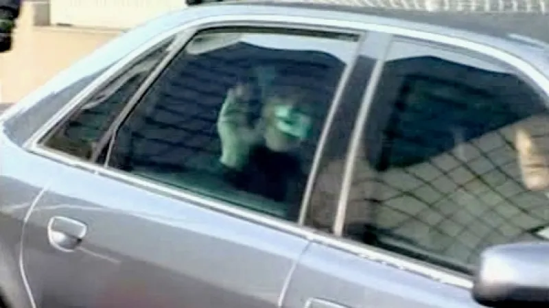 Silvio Berlusconi opouští milánskou nemocnici