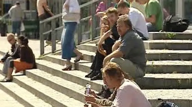 Lidé před úřadem práce