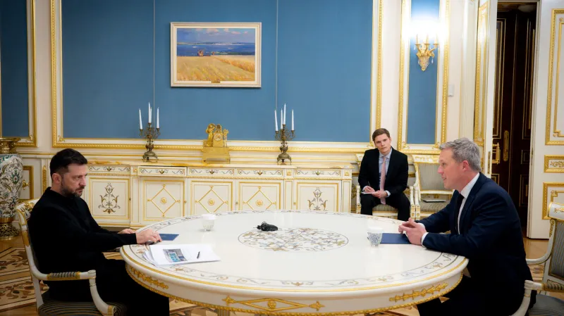 Ukrajinský prezident Volodymyr Zelenskyj a náměstek amerického ministra obrany pro armádu Daniel Driscoll v Kyjevě (snímek z 20. listopadu 2025)