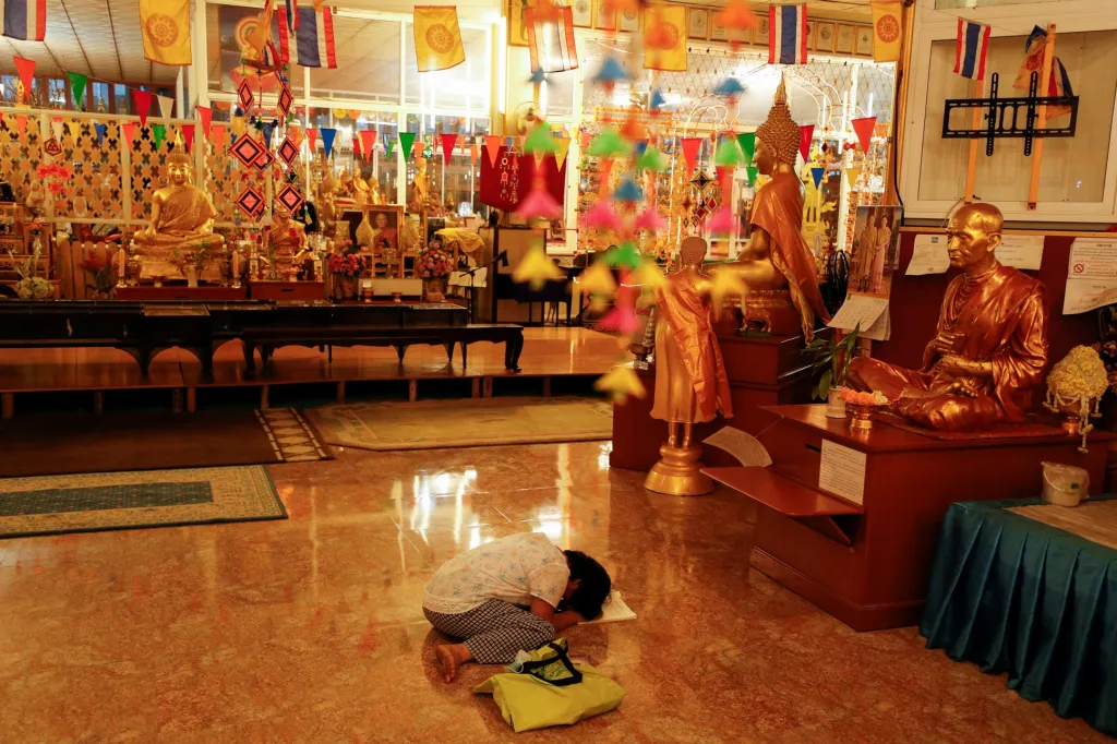 Oslavy buddhistického svátku Vesak v chrámovém komplexu Wat Phra Dhammakaya kousek od Bangkoku