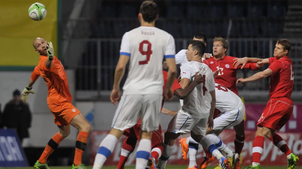Kanadský brankář Lars Hirshfeld pouští první gól