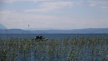 Nejstarší evropské jezero, Ochrid, vydává svá tisíciletá tajemství poblíž albánské vesnice Lin