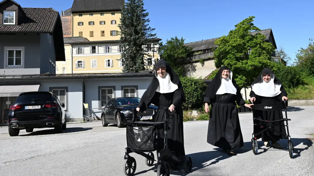 Jeptišky v alpském klášteře na zámku Goldenstein