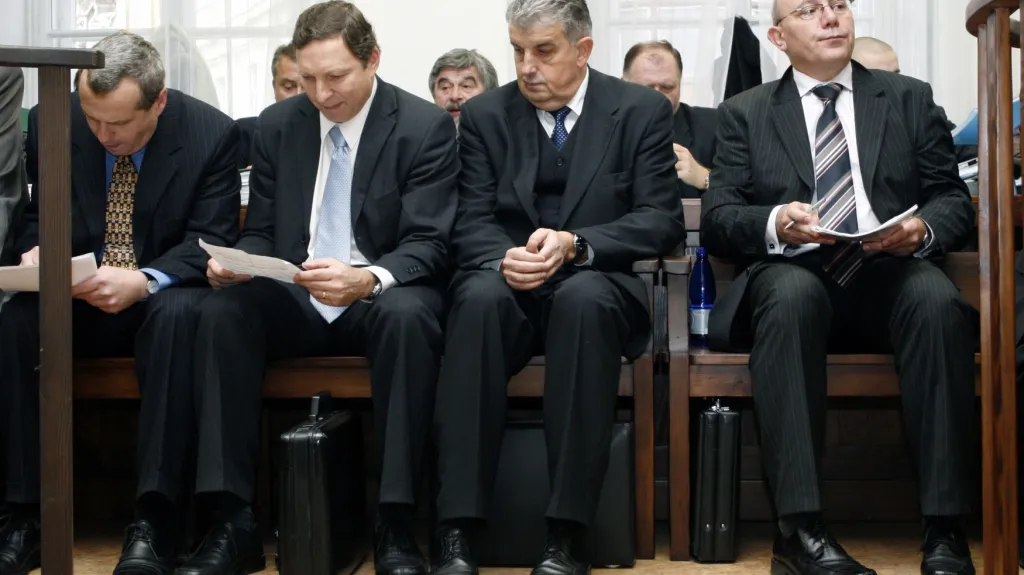 Obvinění manažeři KB - Jaroslav Mareš úplně vpravo