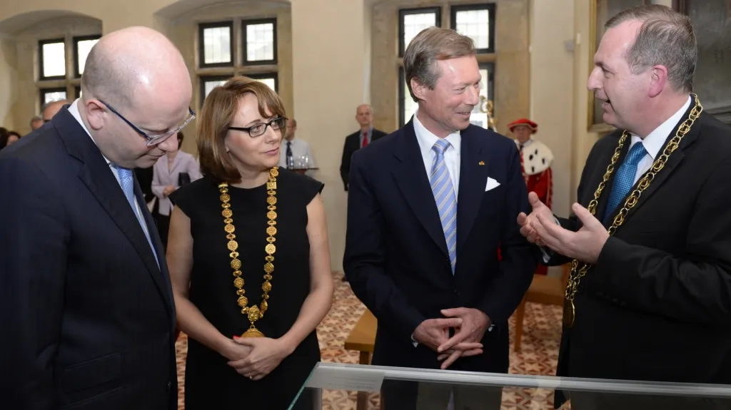 Premiér Sobotka, primátorka Krnáčová a rektor Zima s velkovévodou Jindřichem I.