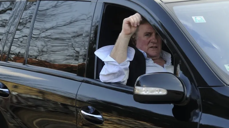 Gérard Depardieu při natáčení filmu podle Hugova romanu Muž, který se směje v Chotěšově na Plzeňsku