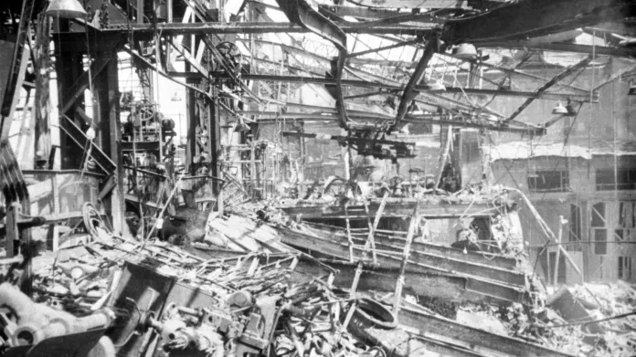 Škody ve Škodě po náletu v dubnu 1945