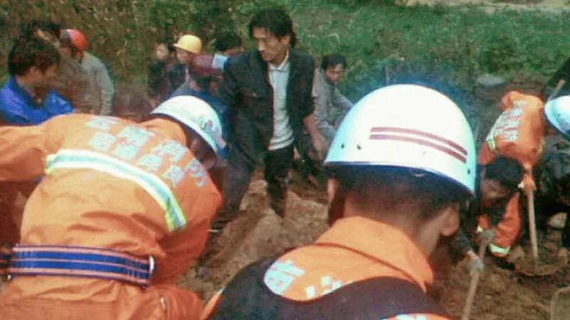 Čínští záchranáři prohledávají trosky školy zasypané sesuvem půdy