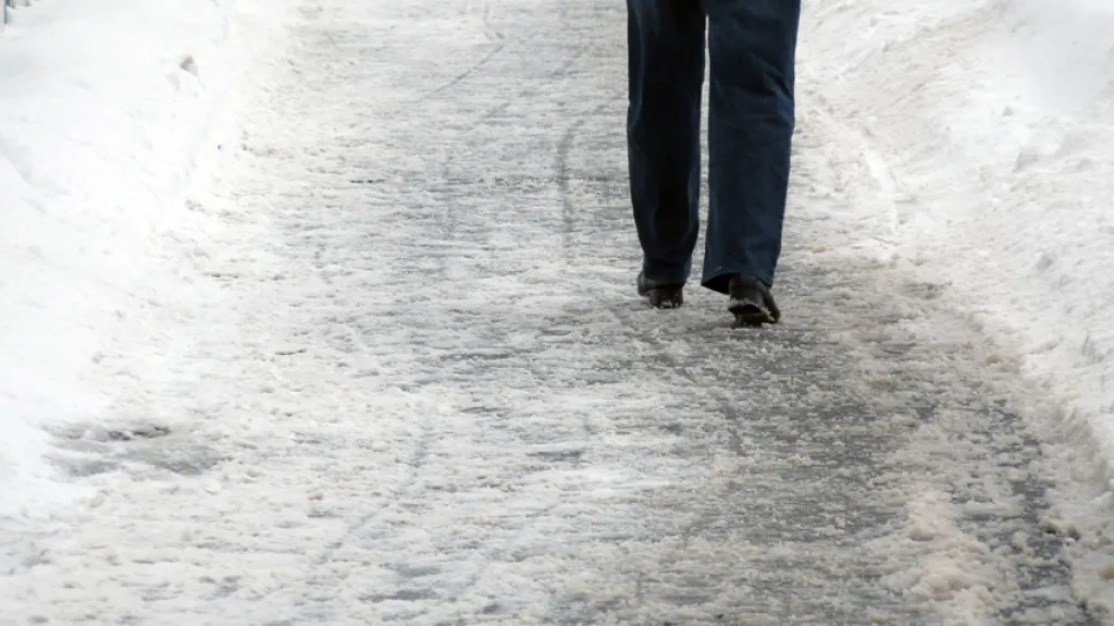 Neodklizený chodník