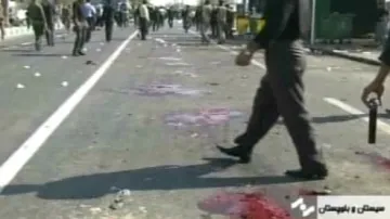 Následky atentátu na mešitu v íránském Čábháru
