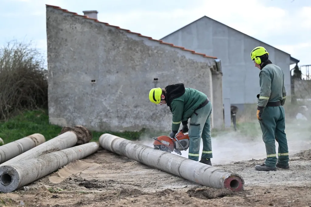 Obec Hrušky demontuje provizorní elektrické vedení