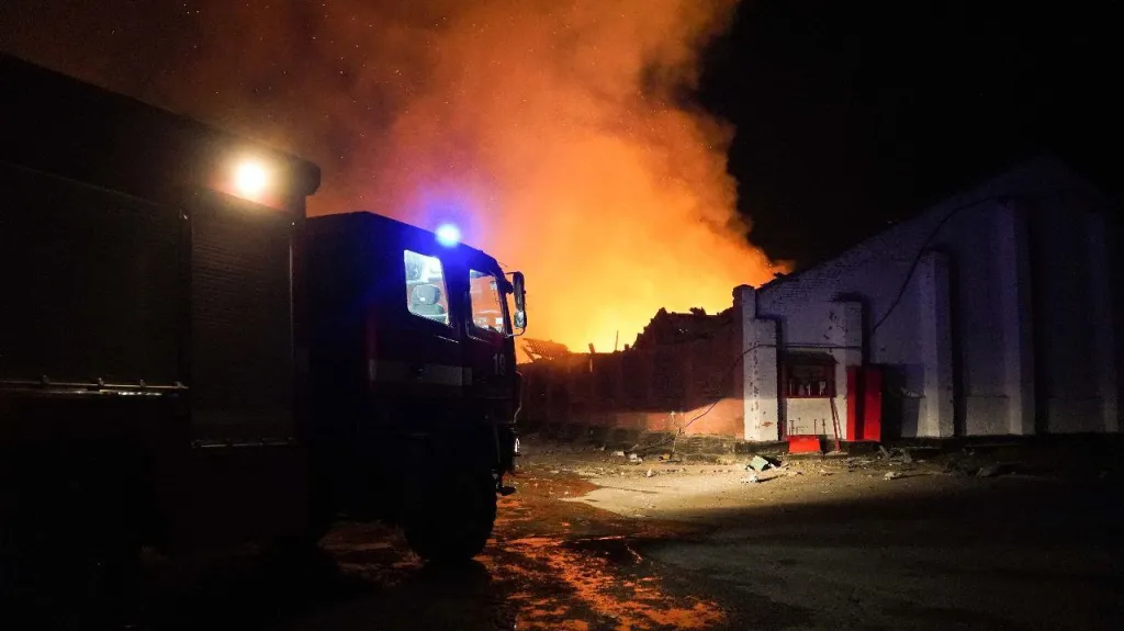 Ukrajinští hasiči likvidují následky ruského ostřelování