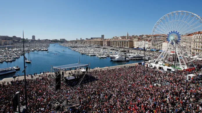 Mélenchonovi příznivci zaplnilii přístav v Marseille