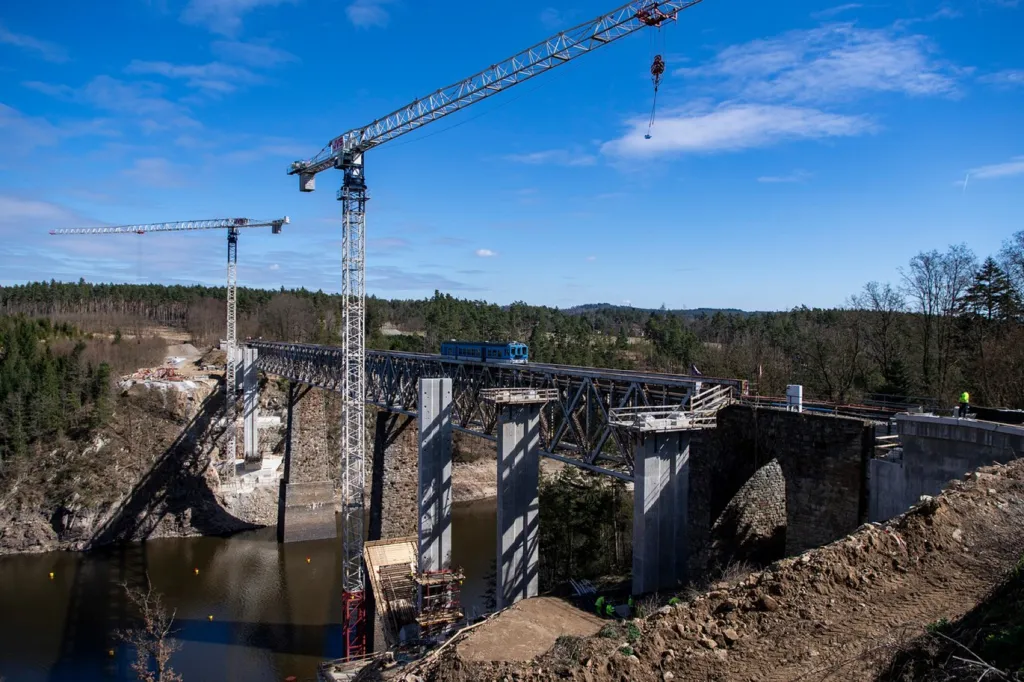 Stavba nového mostu přes údolní nádrž Orlík na řece Vltavě