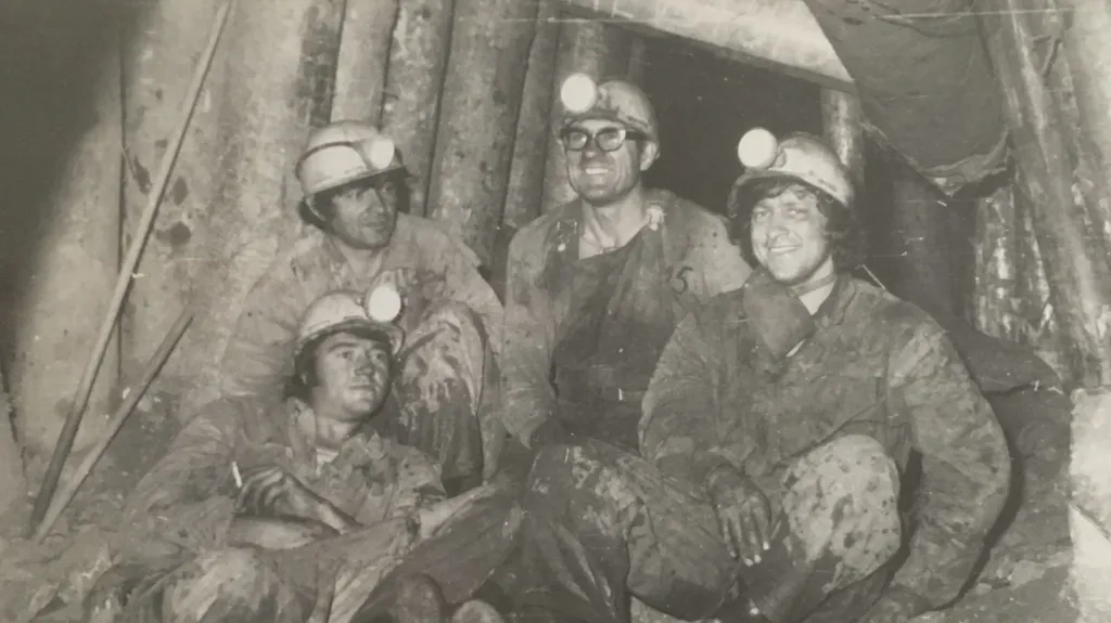 Vilém Šindelka (druhý zprava) jako civilní zaměstnanec v uranových dolech v Dolní Rožínce