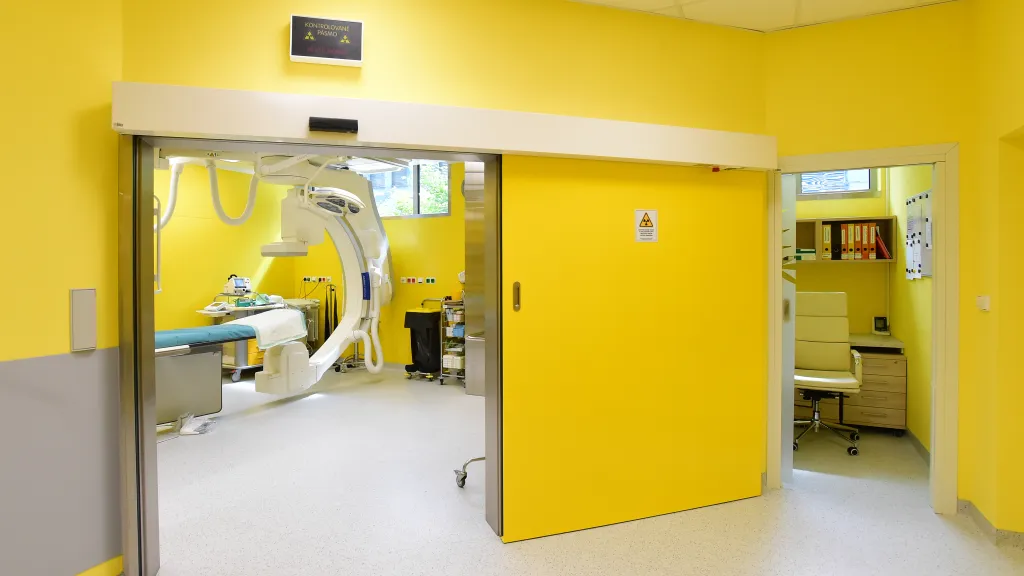 Jeden ze sálů na I. interní klinice – kardiologické ve Fakultní nemocnici Olomouc na snímku z roku 2022