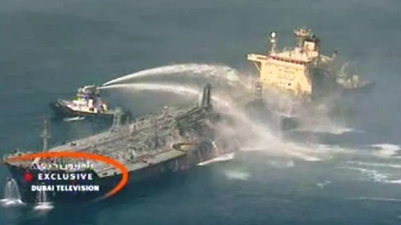 Hořící nákladní loď