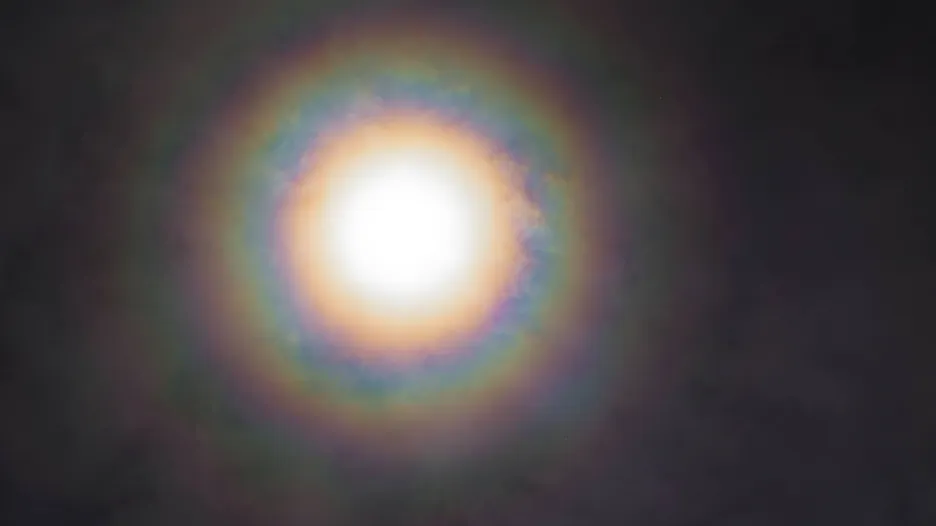 Koróna podle Meteorologického slovníku: ohyb světla na kapkách v oblaku