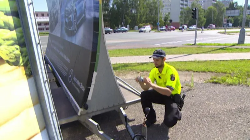 Strážník fotografuje reklamu - červenec 2014