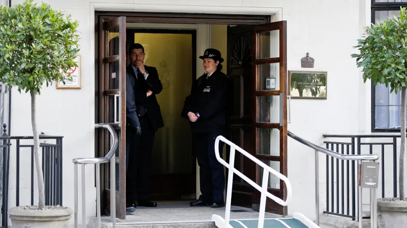 Hlídka před londýnskou nemocnicí krále Eduarda VII.