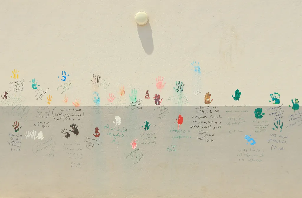 Otisky rukou a vzkazy zraněných dětí ošetřených Lékaři bez hranic v polní nemocnici v iráckém Mosulu