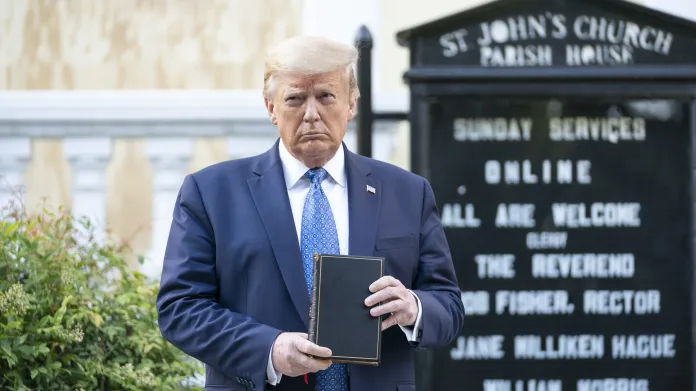 Donald Trump pózuje s biblí