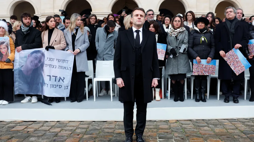 Emmanuel Macron při pietě