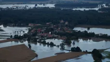 Vylitá Odra v obci Buszyce blízko města Lewin Brzeski