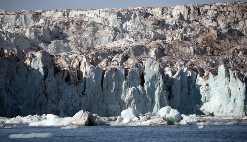 Holmen žije na Špicberkách tři desetiletí. Popisuje změny na ledovci, které jsou velké a rychlé. „Ztrácíme Špicberky. Ztrácíme Arktidu, jak ji známe, a je to kvůli změně klimatu,“ řekl.