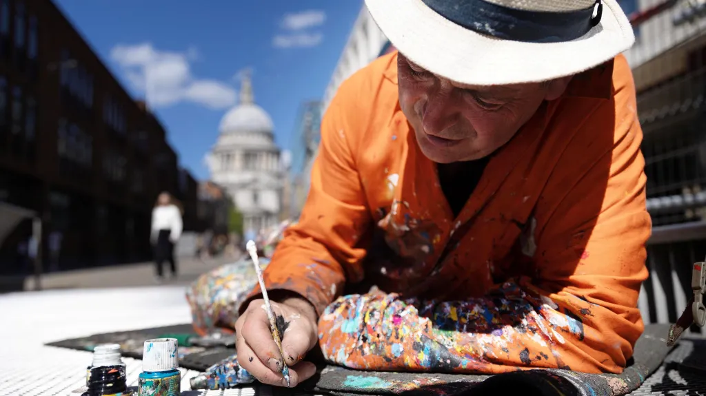Ben Wilson maluje na žvýkačky na londýnském mostě