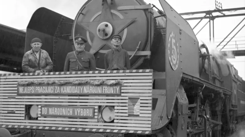 Ani lokomotivám řady 387.0 se nevyhnuly povinné atributy 50. a 60. let. Zakrytí dýmničních dveří rudou hvězdou nařídil předpis z roku 1951. Propagační nápisy se na lokomotivách objevovaly nárazově. Na snímku 387.016 v roce 1954.