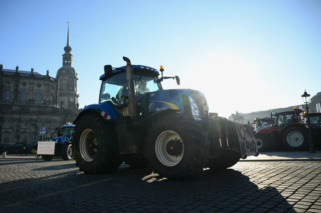 Protestující vjeli s traktory i na Theaterplatz v Drážďanech