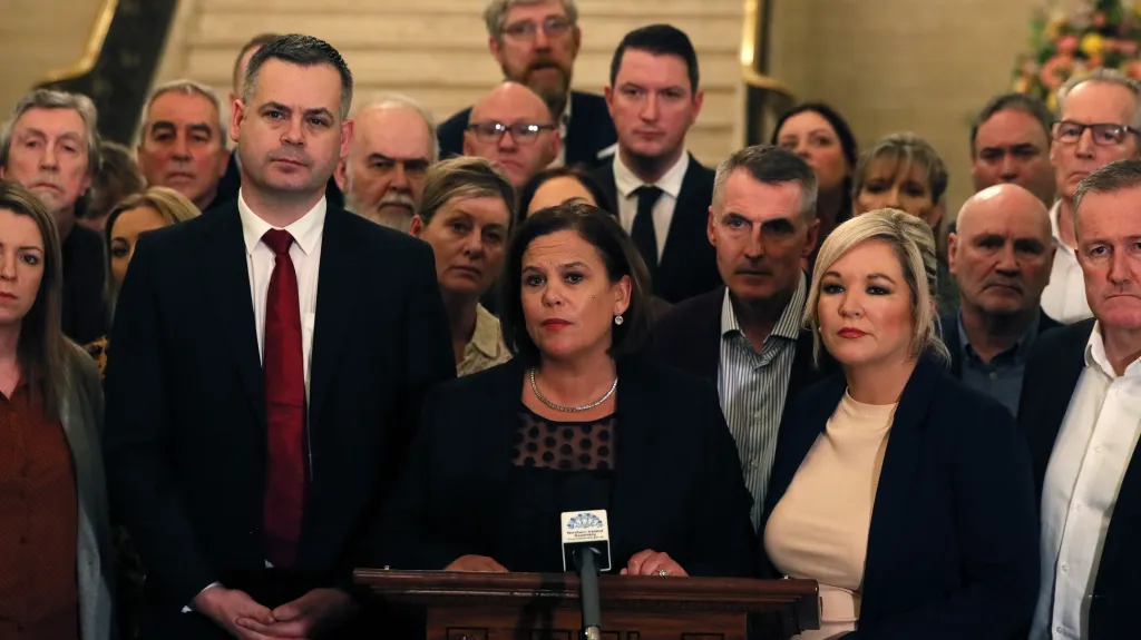 Vedení Sinn Féin, uprostřed šéfka strany Mary Lou McDonaldová