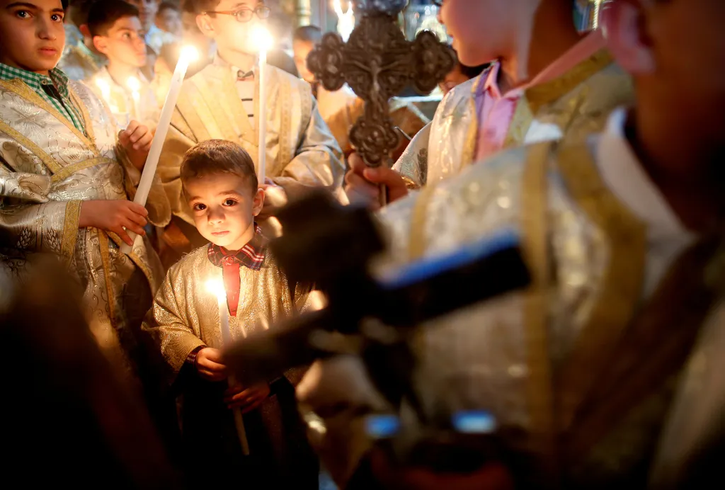 Palestinský křesťan na mši při Velikonoční neděli v kostele sv. Porfýria v Gaze