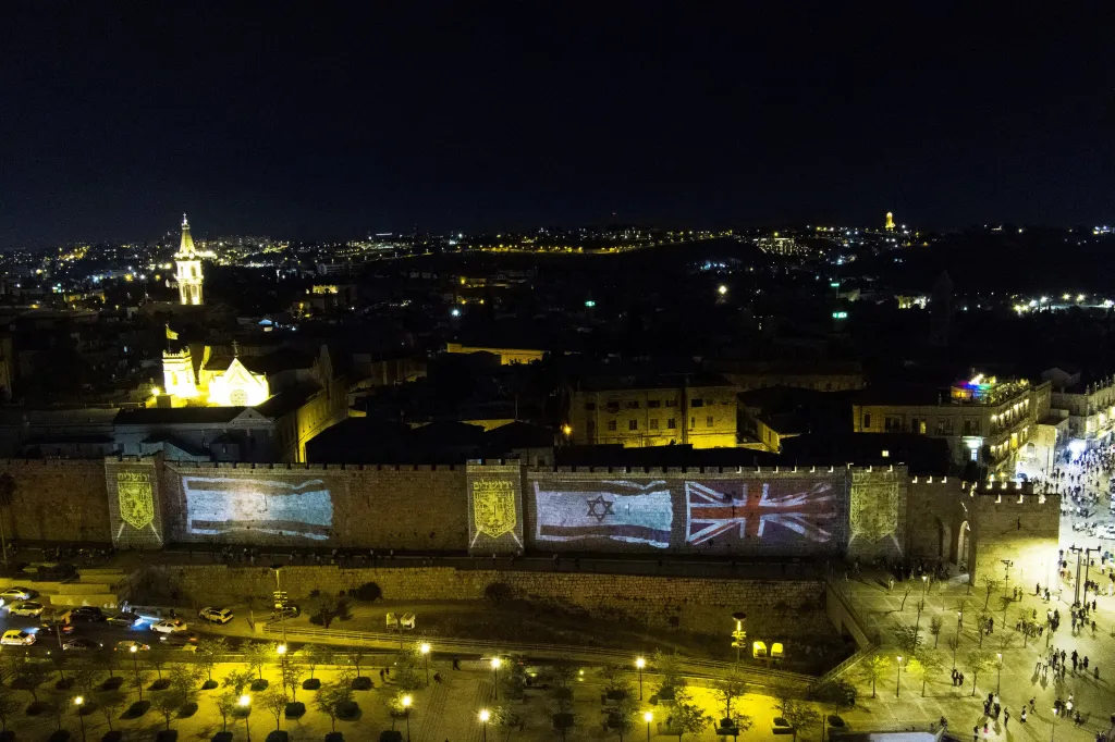 Britská a izraelská vlajka promítaná na zeď v Jeruzalémě